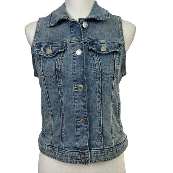 Maurices Women’s Blue Jean Vest Sz Medium Sleeveless Pockets Button Front - Picture 1 of 9